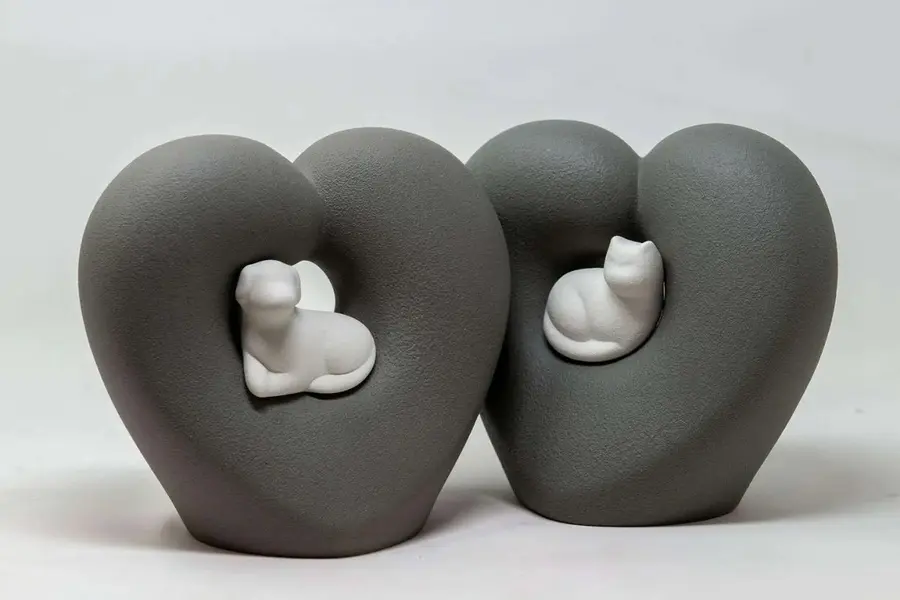 Urne a cuore con piccola figura di gatto